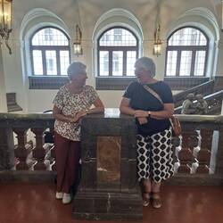 Im Treppenhaus: Helga und ich