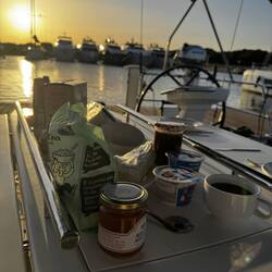 Morgenessen früh in Marina di Olbia
