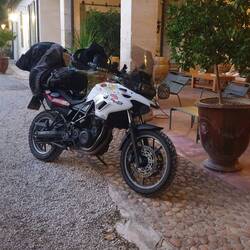 Motorrad darf sich extra im Hof ausruhen. Die Autos stehen draußen
