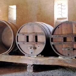 Weinfässer im Kloster