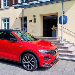 Unser Rocci vor unserem Hotel am Bodensee