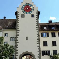Stadttor und Touristenmassen