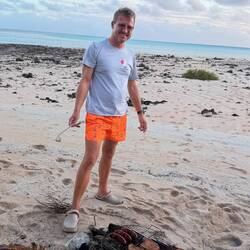 Uwe bereitet das Grillfeuer vor