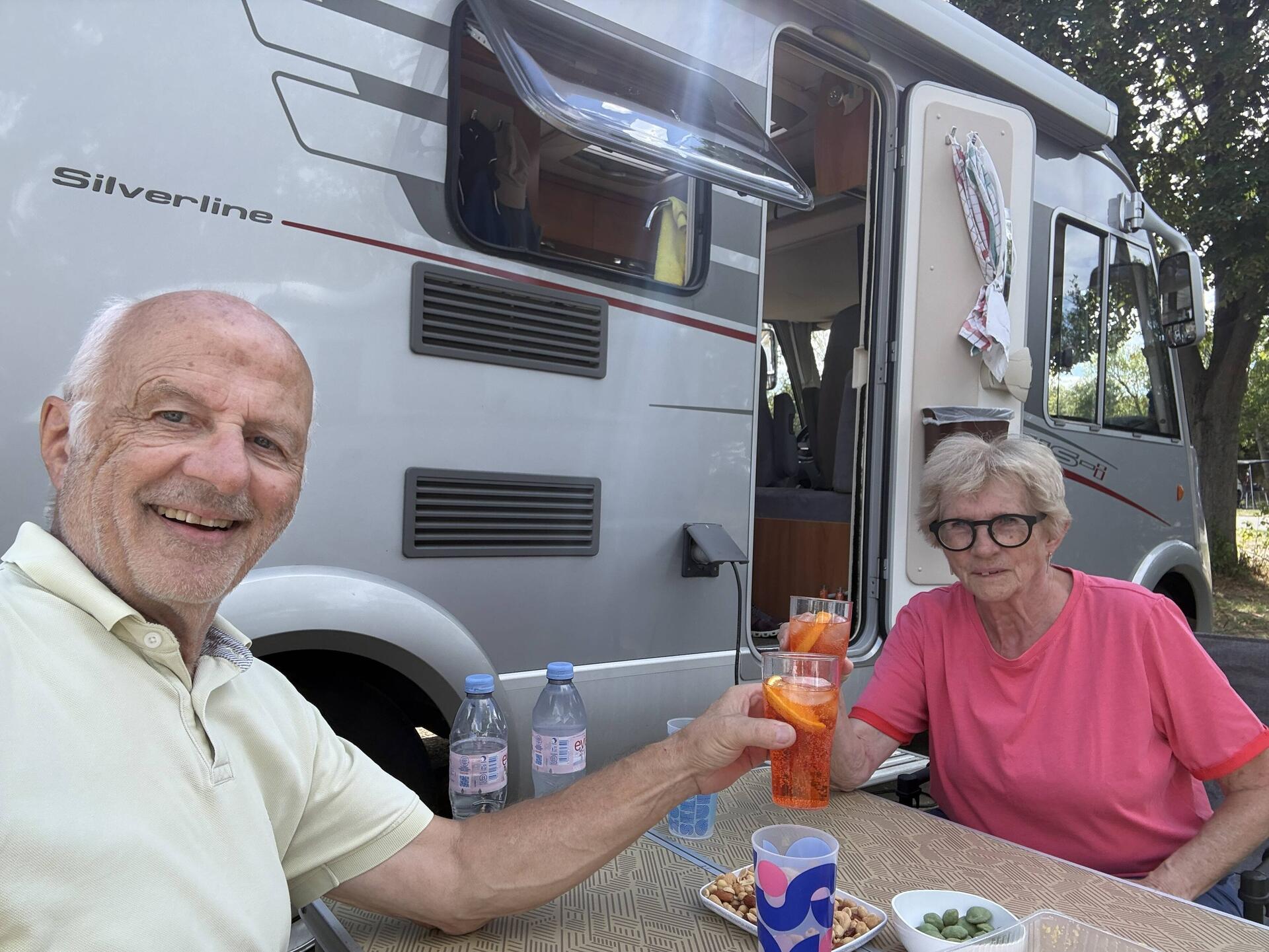 Trotz Auto, Lärm Apero vor dem Camper