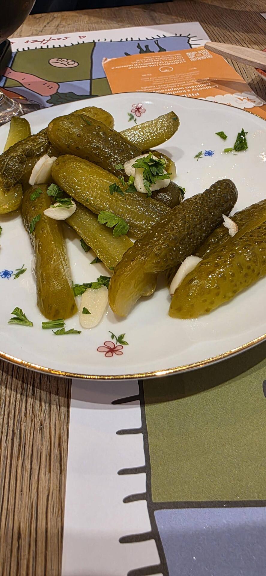 Mittagspause, Knoblauchgurken fein