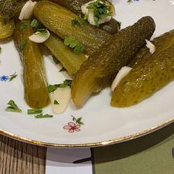 Mittagspause, Knoblauchgurken fein