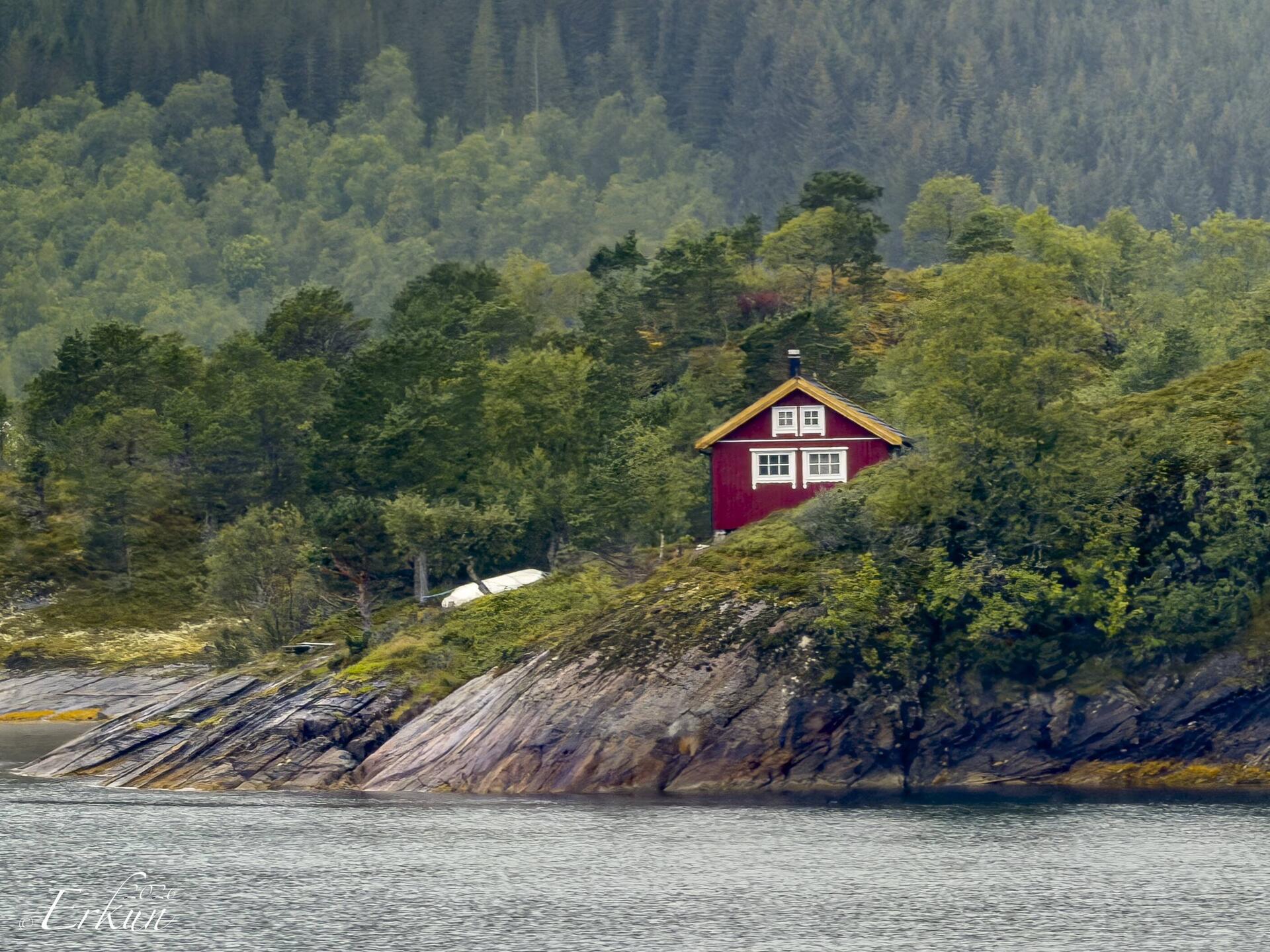 A pop of color on our approach to Ørnes.