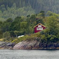 A pop of color on our approach to Ørnes.