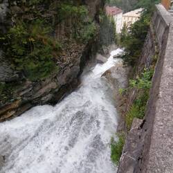 Durch die Schlucht zwischen den Häusern