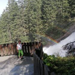 Die Gischt erzeugt einen Regenbogen
