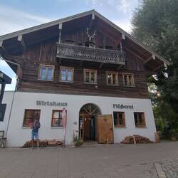 In Wolfratshausen starten die Isarflößer - daher auch so ein Gasthaus