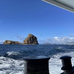 Links: Ilhéu Deitado (Liegende Insel), rechts: Ilhéu em Pé (stehende Insel)