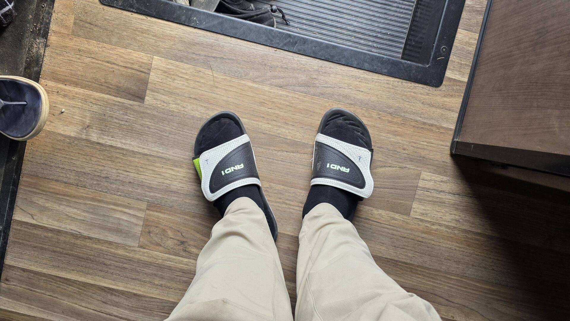 je ein paar Schlappen, um mit Socken direkt reinzuschlüpfen uns rausgehen zu können