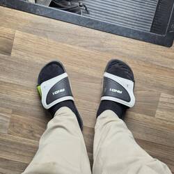 je ein paar Schlappen, um mit Socken direkt reinzuschlüpfen uns rausgehen zu können