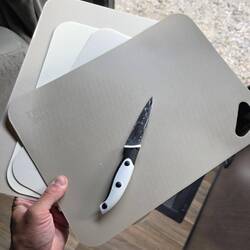 ein scharfes Messer (Chrottästecher) und Schneidbretter (der Camper hatte nur 1)