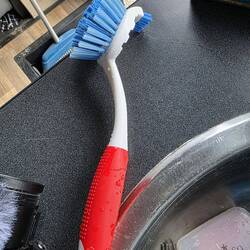 eine Abwaschbürste und etwa 8 Schwämme (gabs im Angebot)