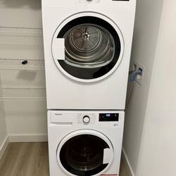 Ich habe in der Wohnung zum Glück eine eigene Waschmaschine.
