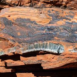 Blauer Asbest im Gestein - besser Finger weg!