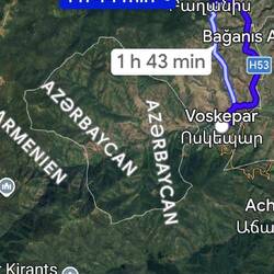 Eine Azerbaijan Insel und eine Straße, die durch AZ verläuft