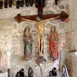 Kreuzigungsgruppe im Torbau der Burg