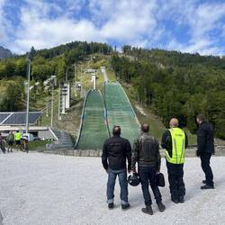 Ganz links oben ist die 220m Skiflugschanze zu erahnen