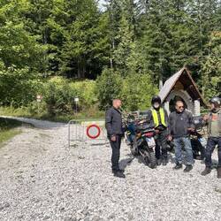 Die Gruppe am Ende (der Straße)