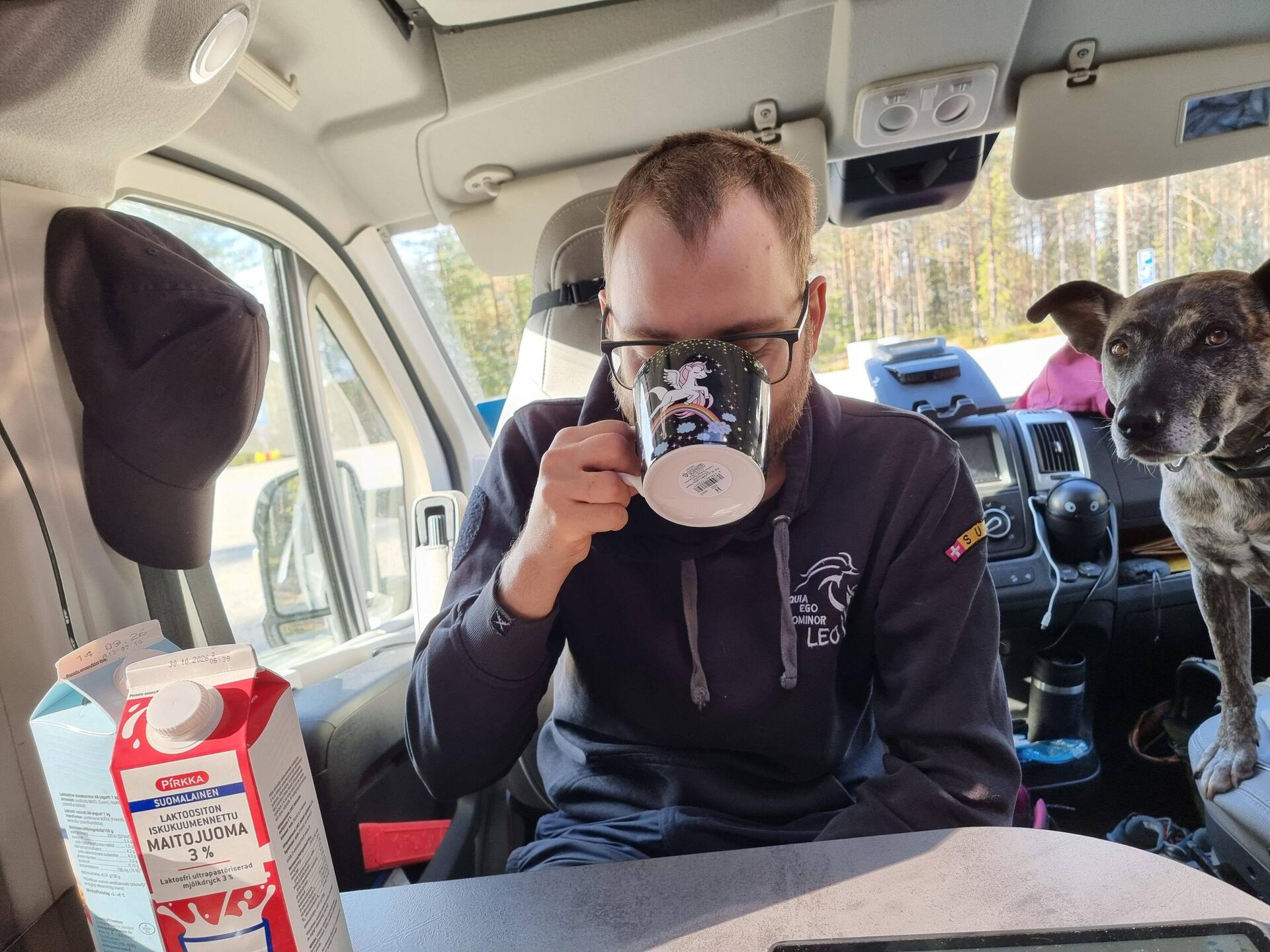 Glücklicher Besitzer der neuen Tasse.