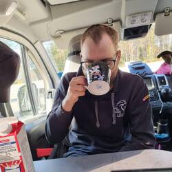 Glücklicher Besitzer der neuen Tasse.