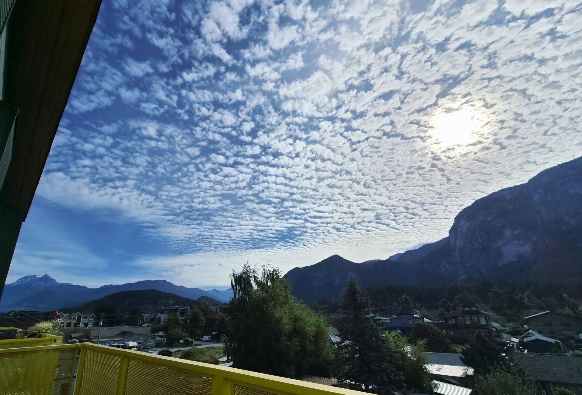 Grüsse vom Balkon mit tollem Ausblick und bestem Wetter.