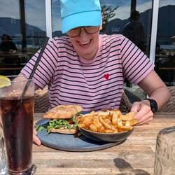 Unser Mittagessen nahmen wir am Hafen ein.