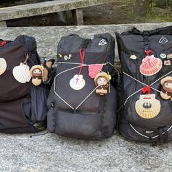 Unsere Rucksäcke mit Pilger*innenpüppchen