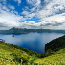 Blick auf dem Mashu-See, in der Caldera eines erloschen Vulkans ohne Zu - oder Abfluss