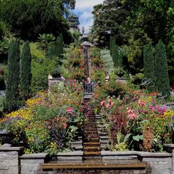 Italienische Blumen-Wassertreppe