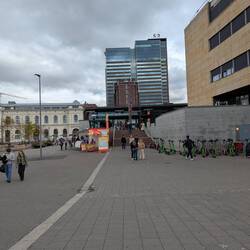 Hauptbahnhof (links), Hotel (rechts)
