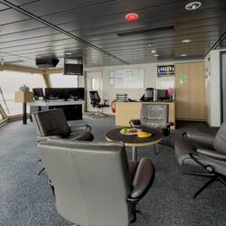 Looking toward the starboard bridge wing and the captain's 'conference room'.