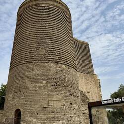 Der Jungfrauenturm, eines der Wahrzeichen der Stadt