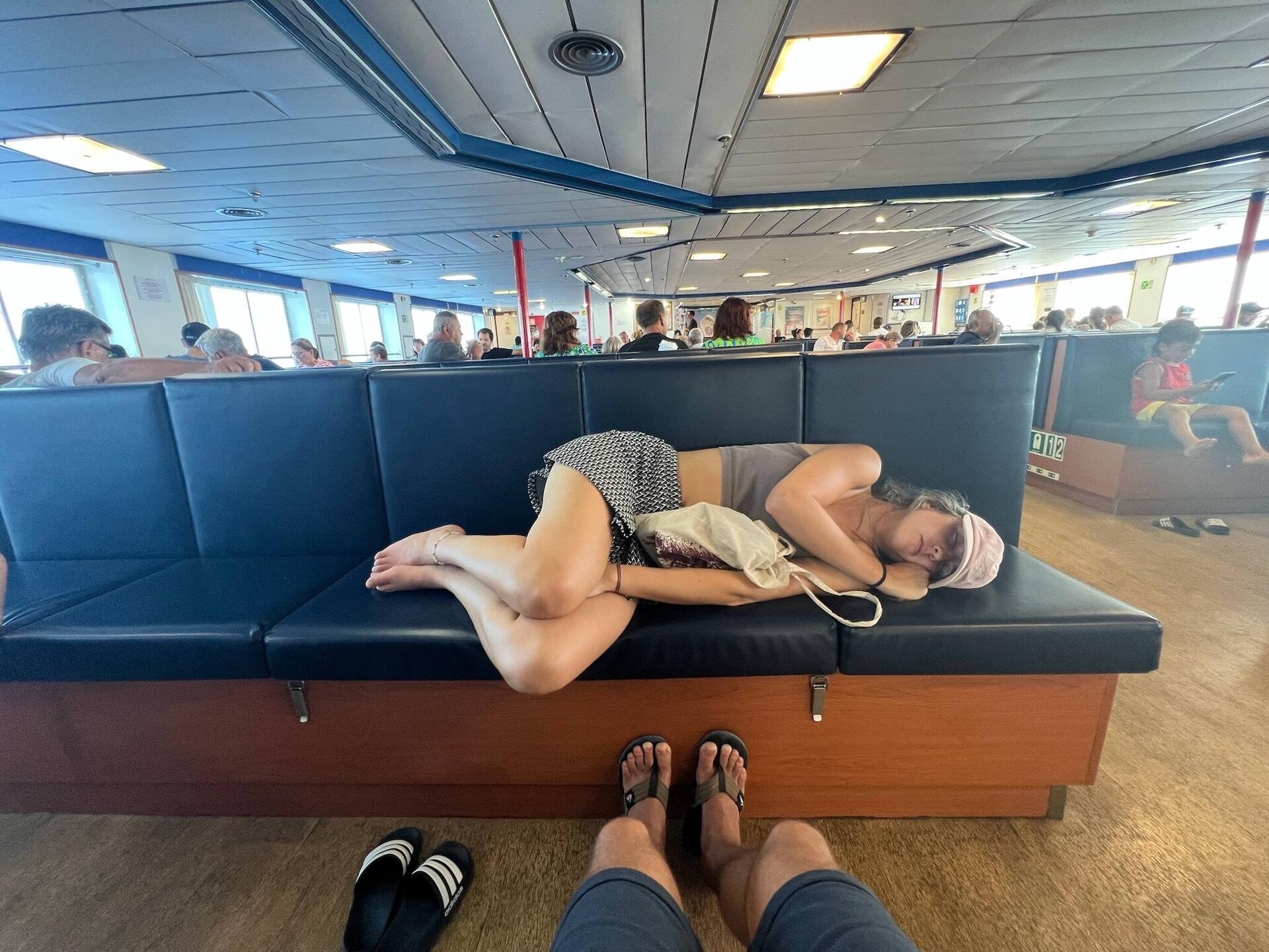 50' Fähre reichen für einen kurzen Nap 😴