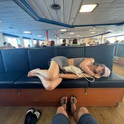 50' Fähre reichen für einen kurzen Nap 😴
