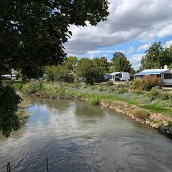 Der Campingplatz ist vom Fluss Abens umgeben