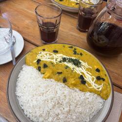 Mittagessen für 3: Reis + Kürbiseintopf und wieder chicha morada