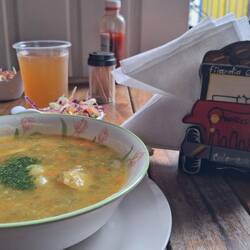 1. Gang des Tagesmenüs: Gemüsesuppe und Saft
