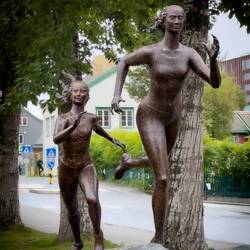 Sculpture representing the "Midnight Sun Marathon"; by Leonardo Lustig (2016).