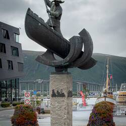 Fangstmonument (Arctic Hunter Monument): a tribute to whalers/fishermen of the 18th/19th centuries.