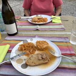 Schweinebraten mit Tomaten,arrivierten Kohl und Serviettenknödel