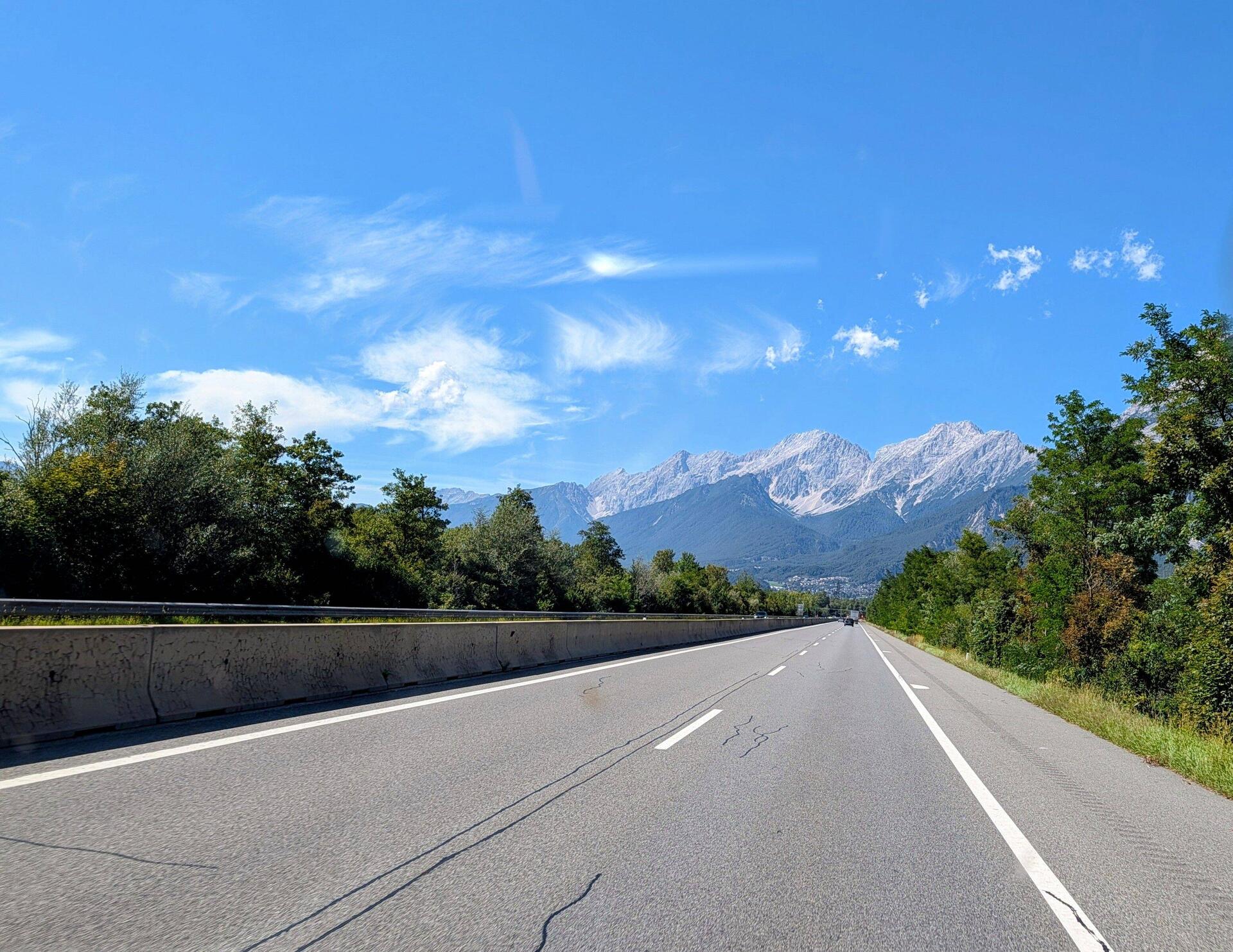 Auf dem Weg nach Österreich die Berge sind bereits zu sehen und leere Autobahnen
