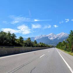 Auf dem Weg nach Österreich die Berge sind bereits zu sehen und leere Autobahnen