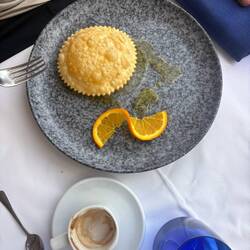 Seadas (Pecorino-Käse in einer Art "Fasnachtschüechli" und Honig) 🍯