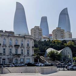 Baku - futuristic glass-fronted entry to funicular at boulevard level