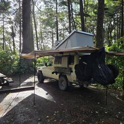 Camp im Wald oberhalb des Strandes
