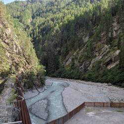 Die eine Seite der Strelesperre, Stämme und Geröll werden an die Pyramidenförmigen Strelen getrieben